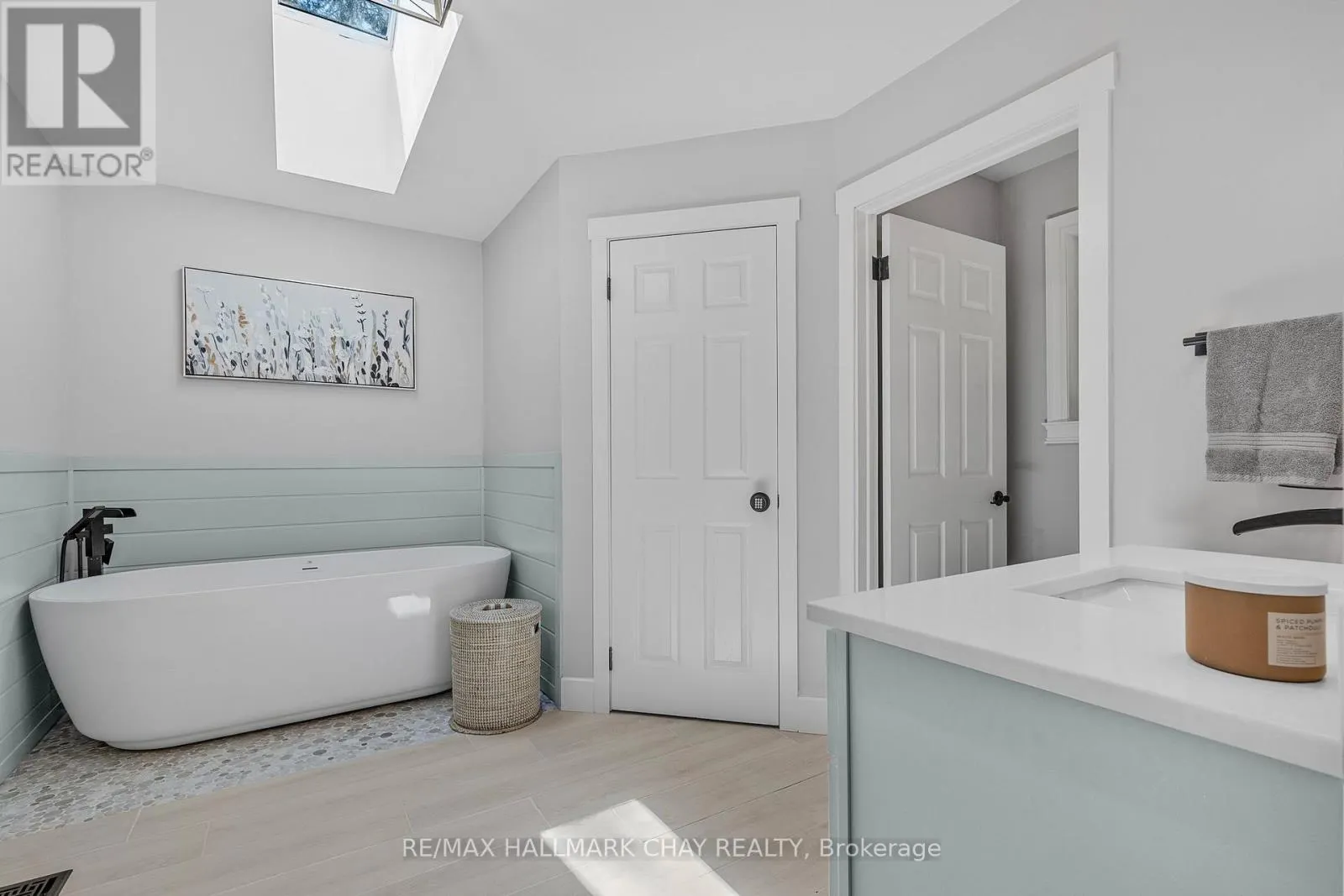 1256 RAINBOW VALLEY ROAD W