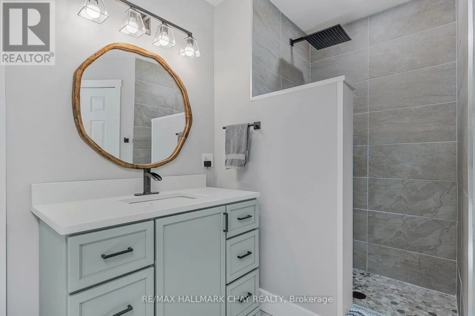 1256 RAINBOW VALLEY ROAD W