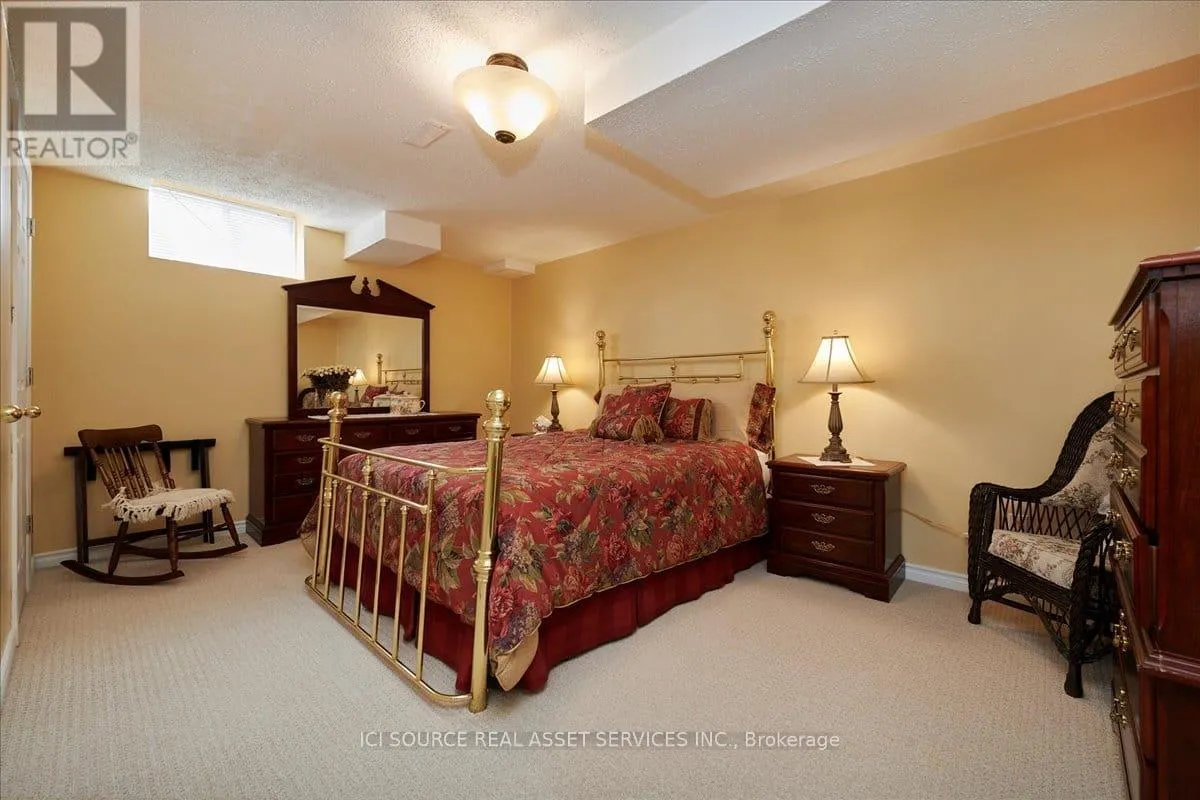 6 VERSAILLES CRESCENT