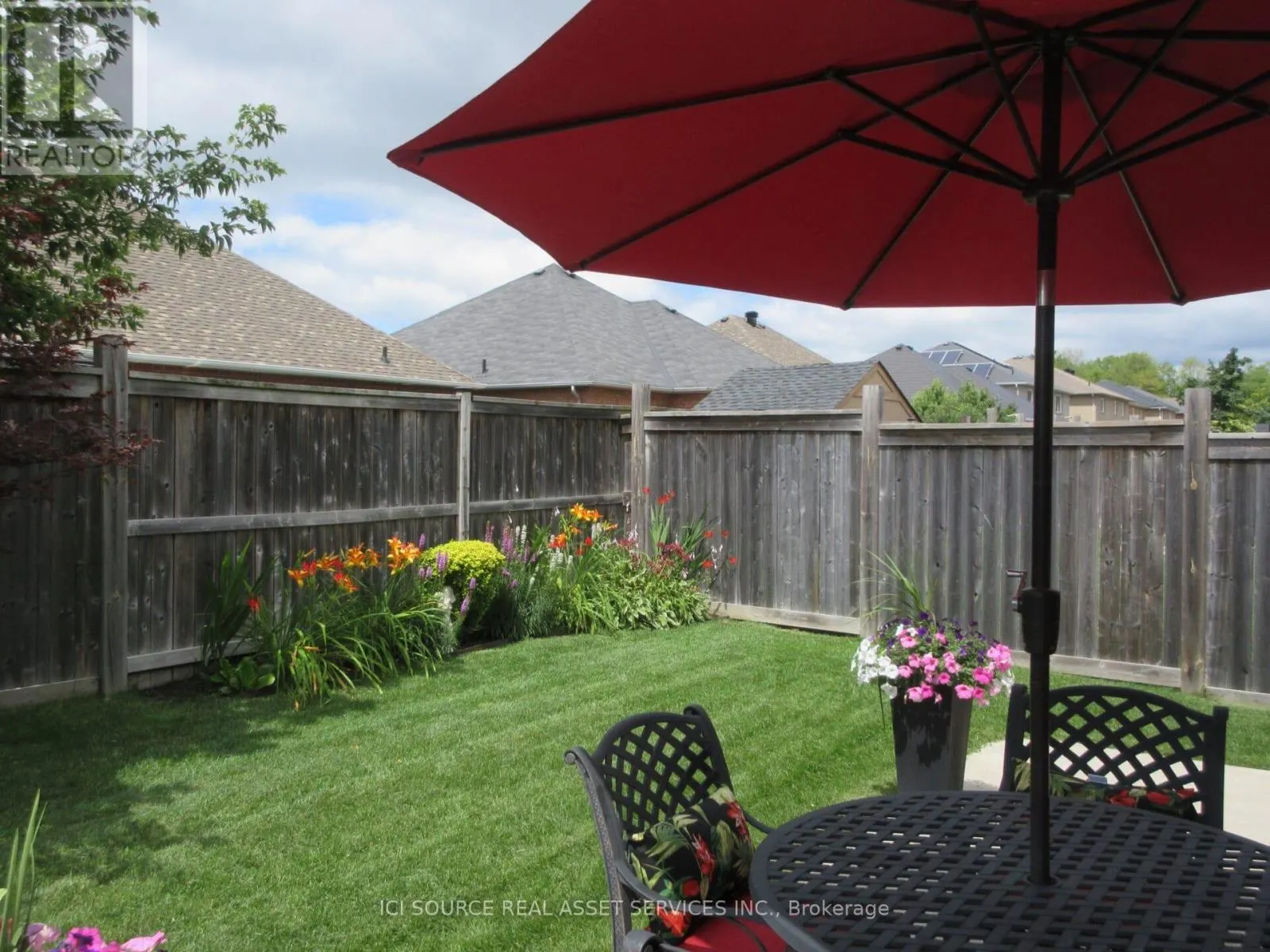 6 VERSAILLES CRESCENT