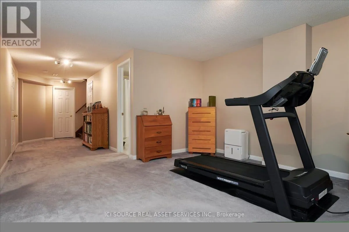 6 VERSAILLES CRESCENT