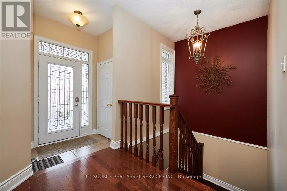 6 VERSAILLES CRESCENT