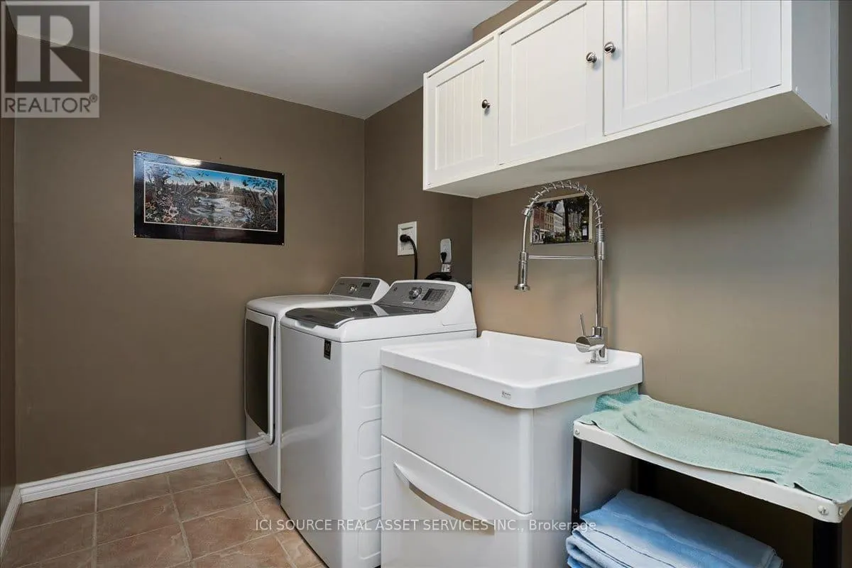 6 VERSAILLES CRESCENT