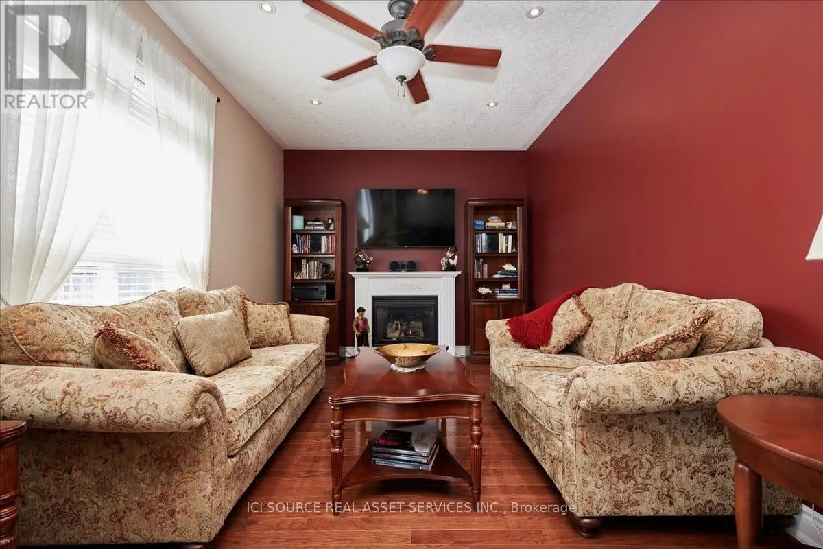 6 VERSAILLES CRESCENT