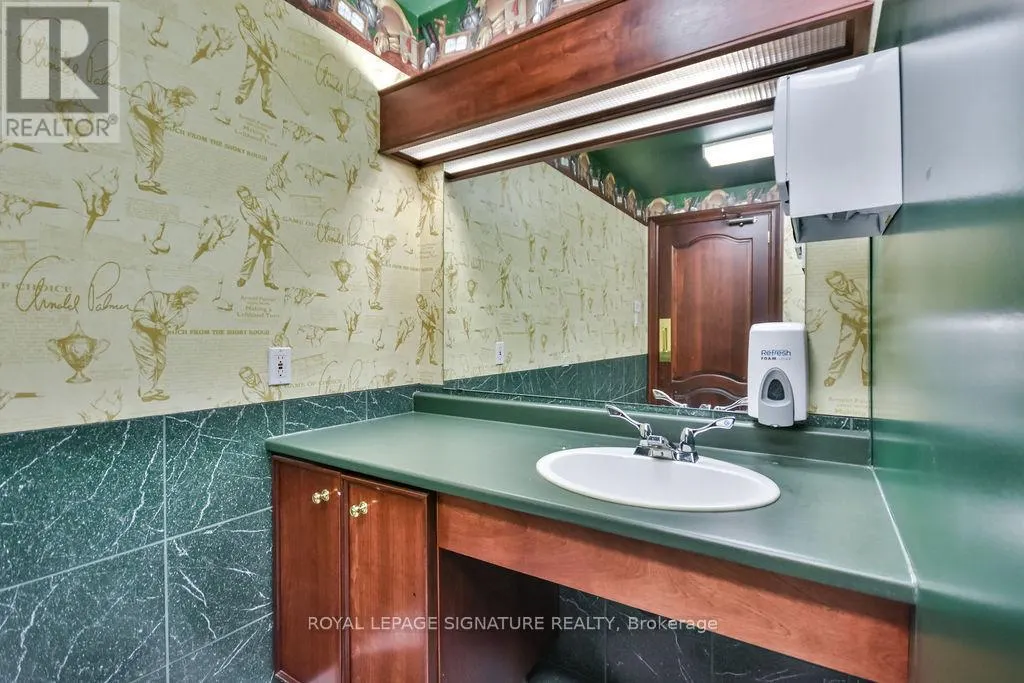 100 - 19 FRONT STREET N