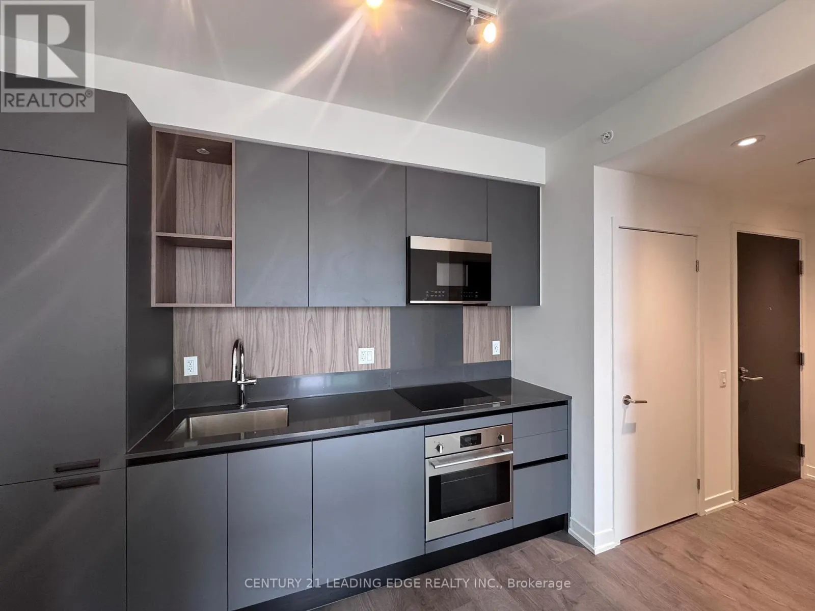 1606 - 39 MARY STREET