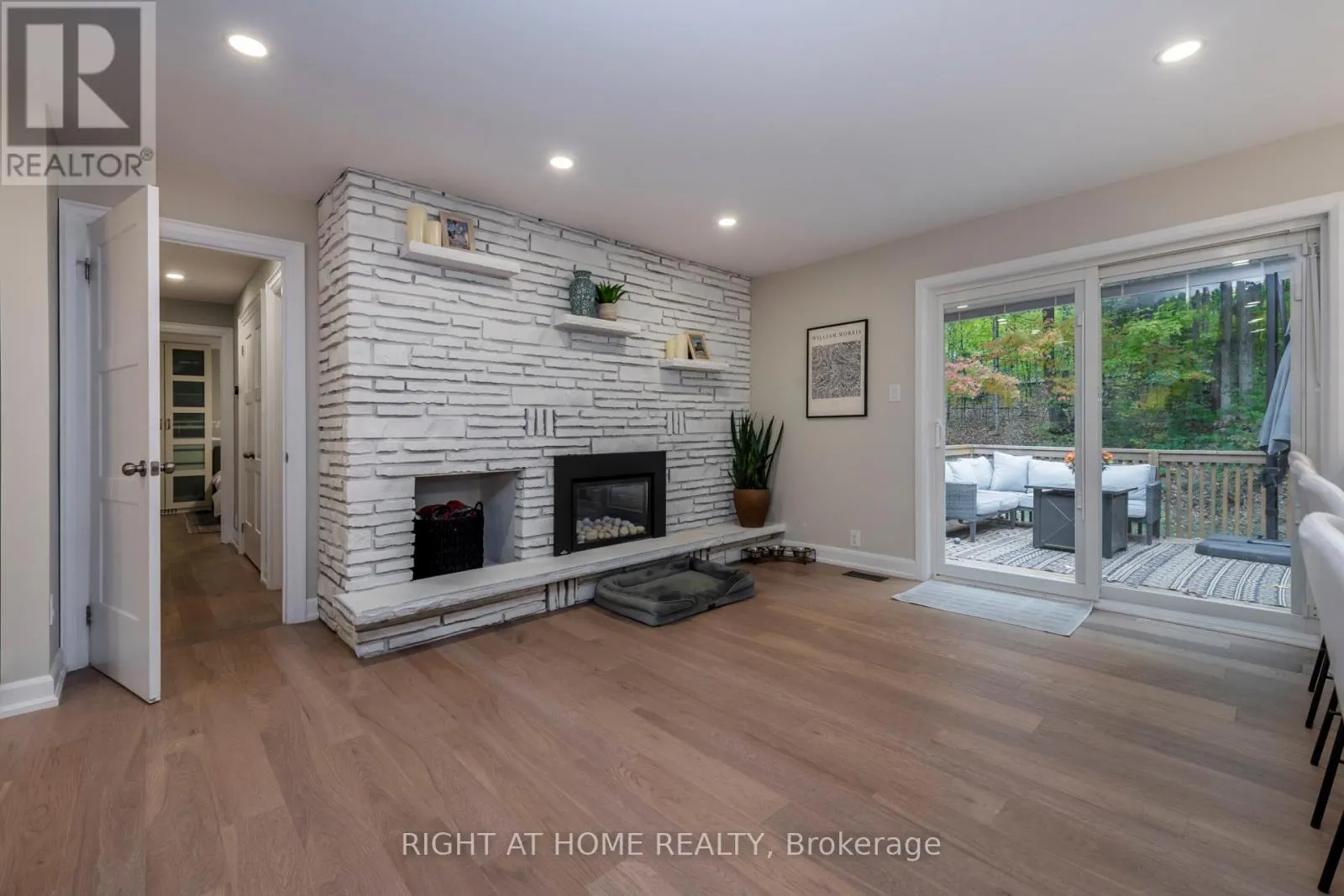 11 WOODLAND CRESCENT