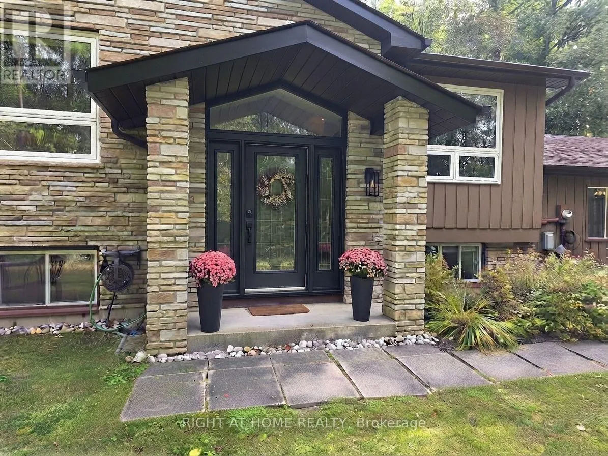 11 WOODLAND CRESCENT