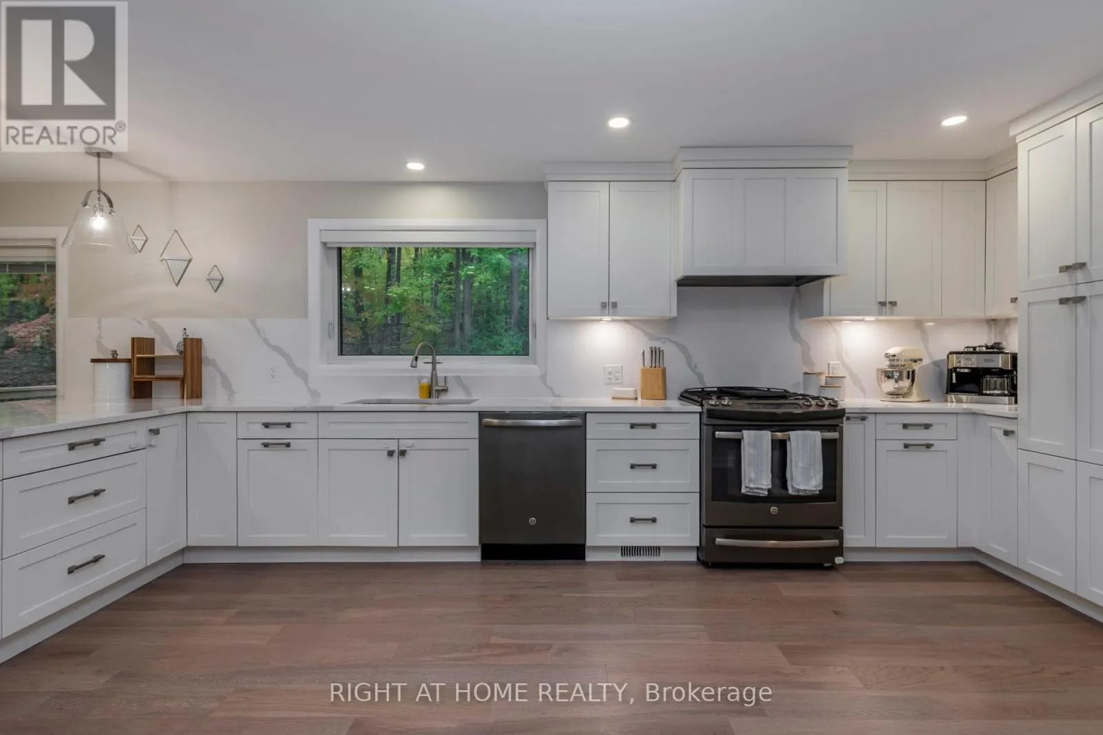 11 WOODLAND CRESCENT