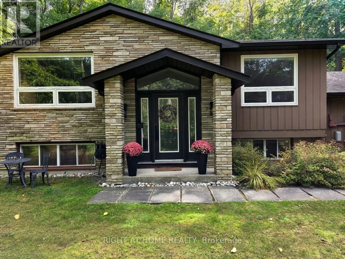 11 WOODLAND CRESCENT