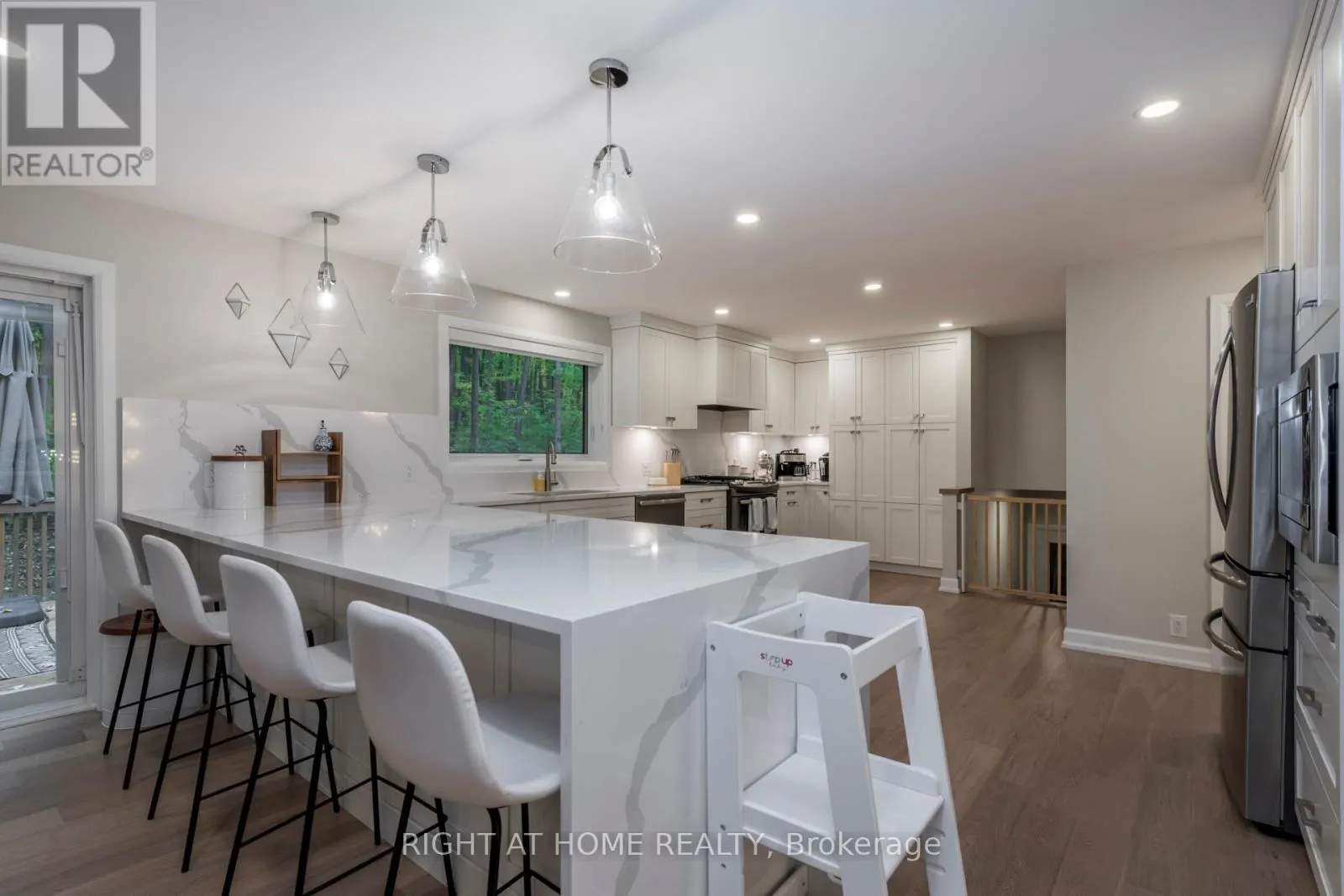 11 WOODLAND CRESCENT