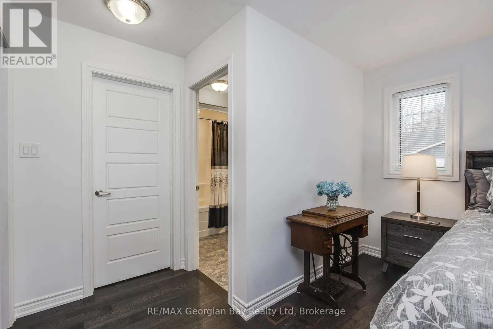 39 CHAMBERLAIN CRESCENT