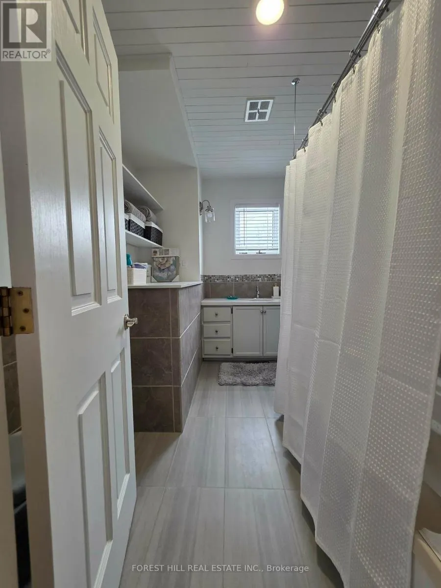 859 LAKESHORE ROAD E