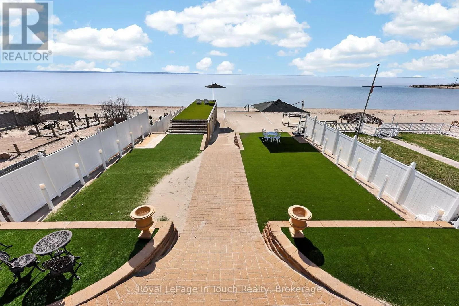 32 TINY BEACHES ROAD S