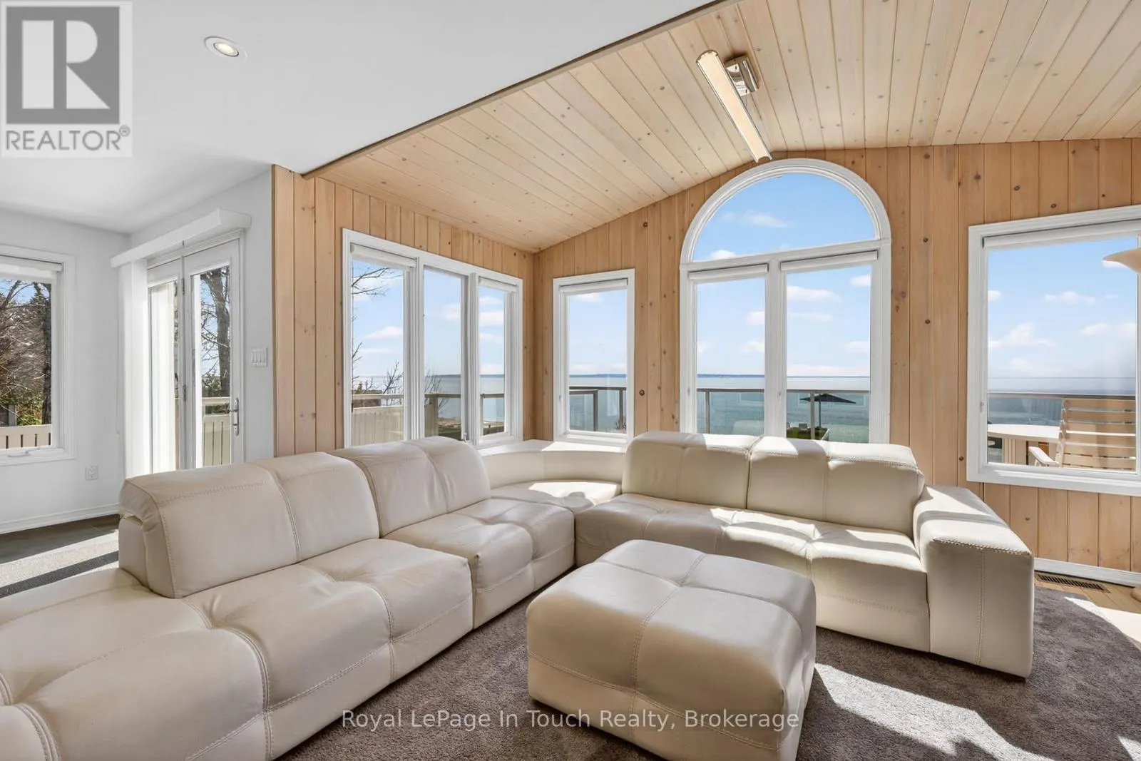 32 TINY BEACHES ROAD S