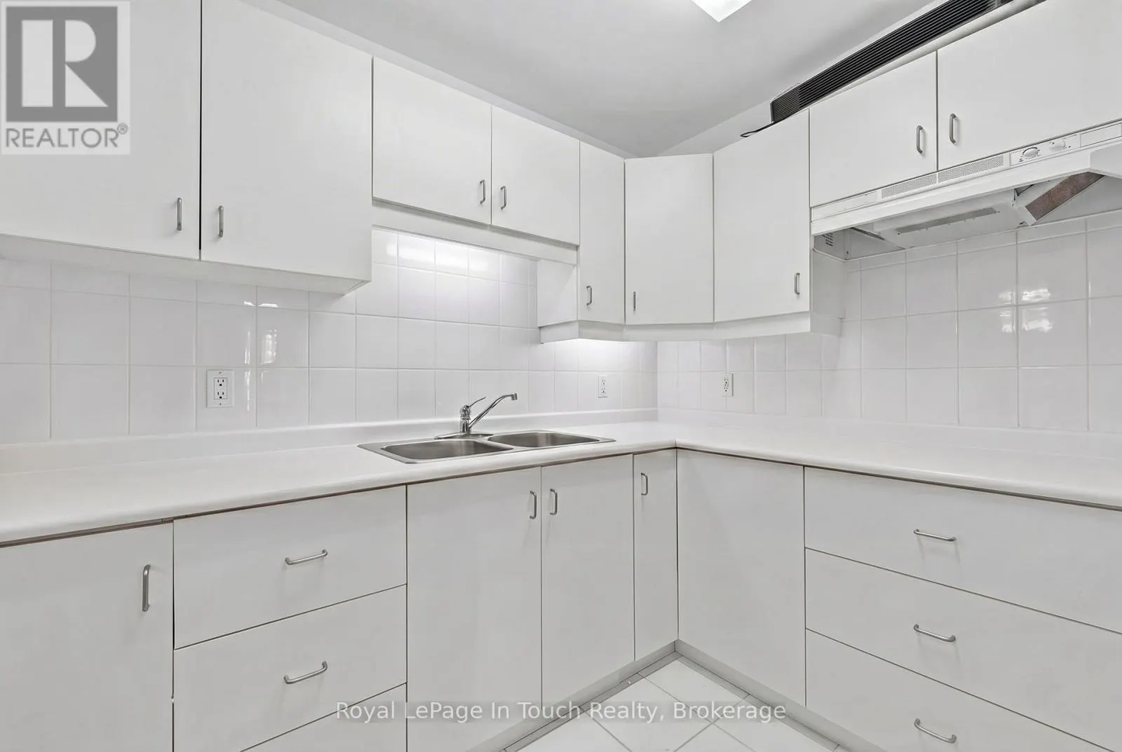 32 TINY BEACHES ROAD S