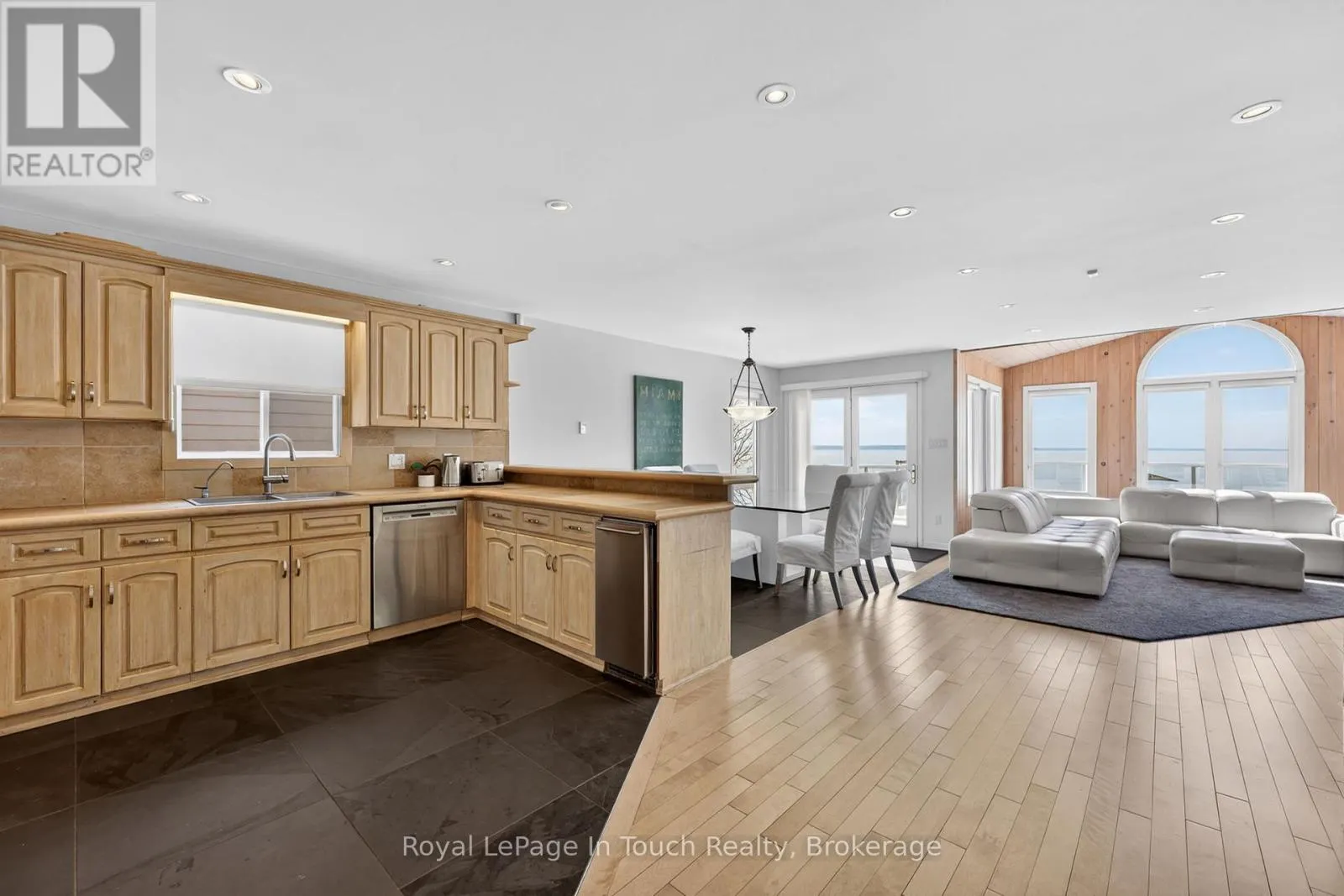 32 TINY BEACHES ROAD S