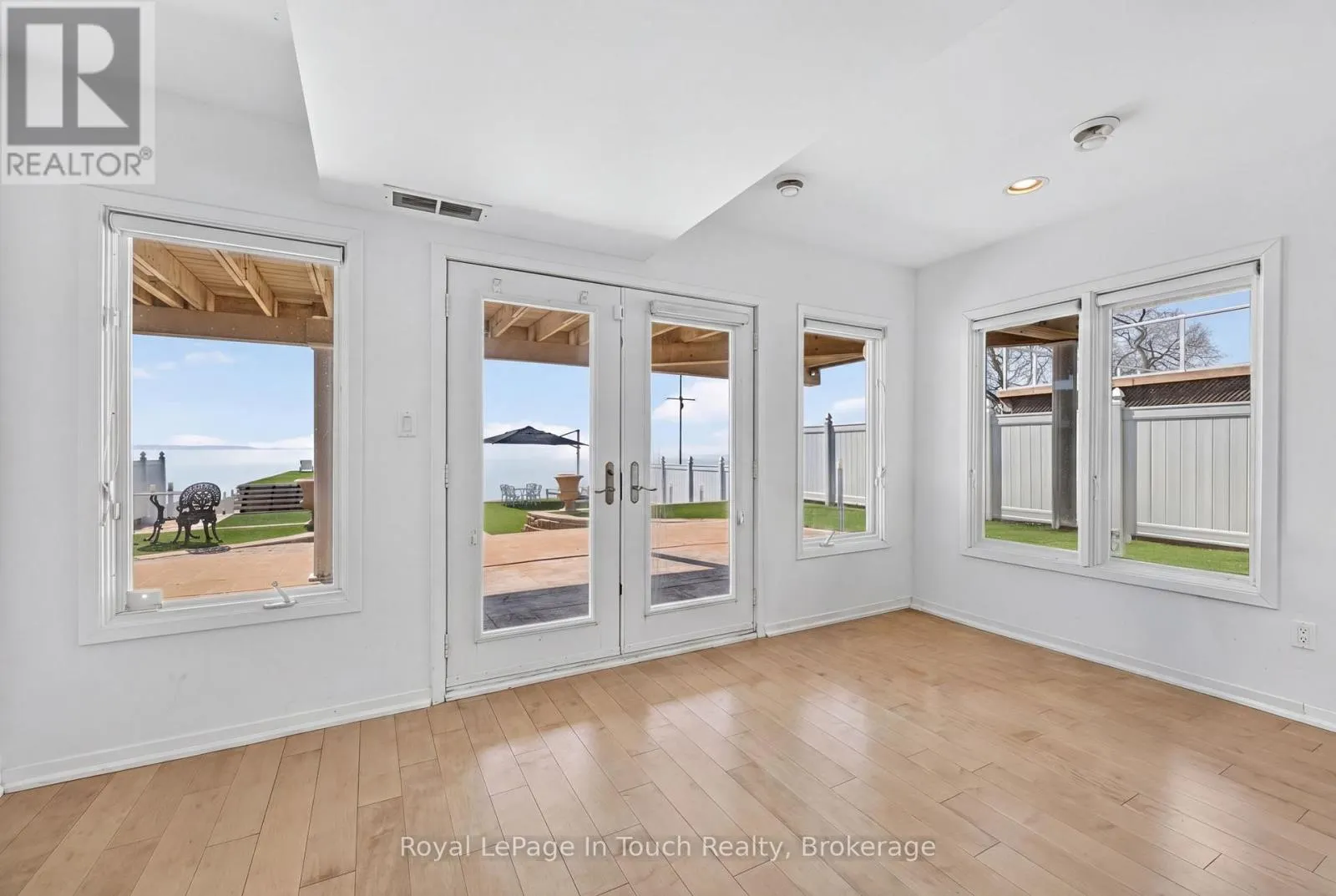 32 TINY BEACHES ROAD S