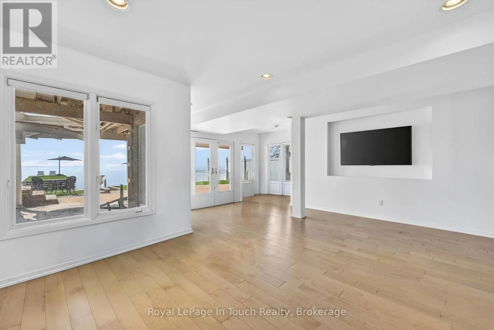 32 TINY BEACHES ROAD S