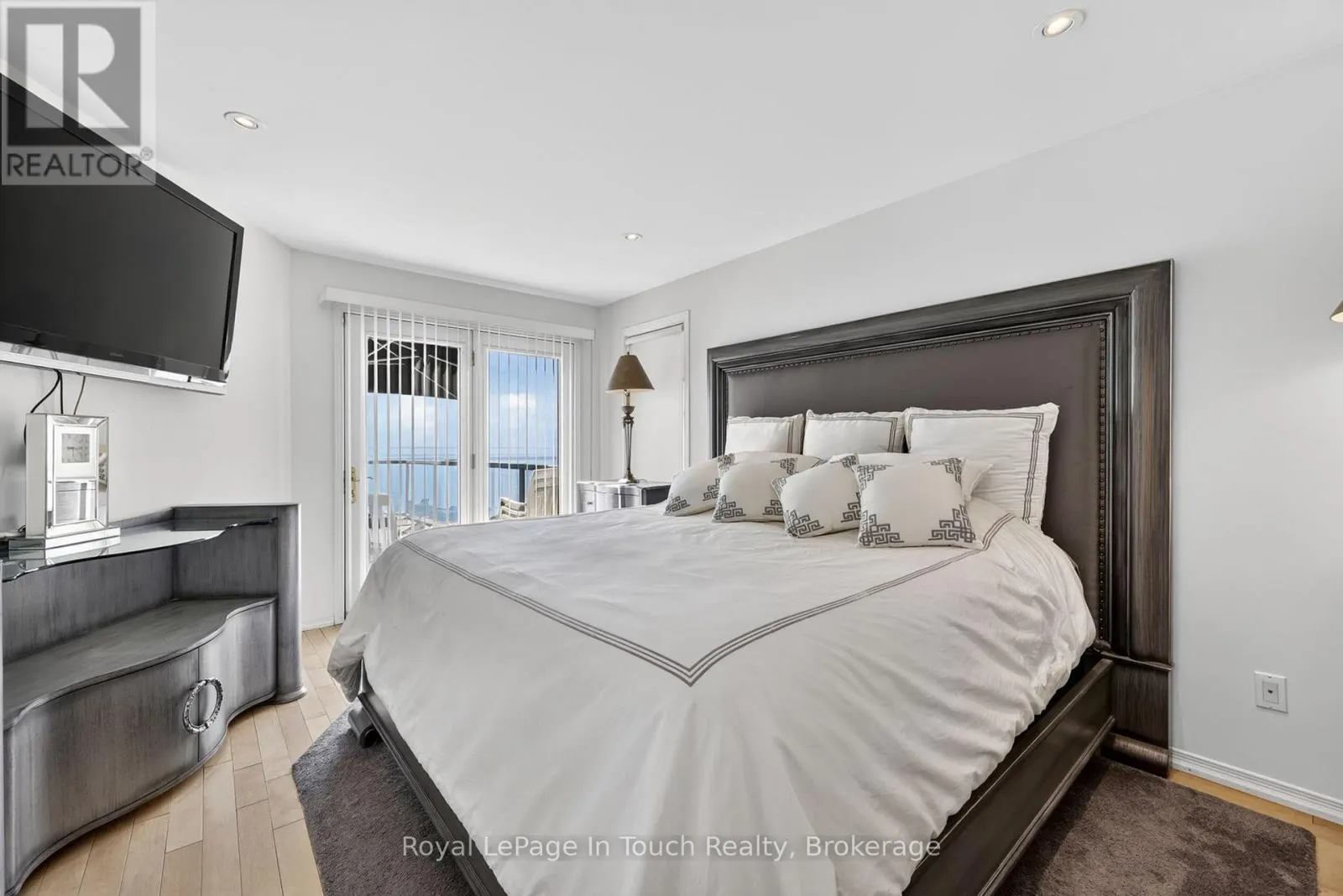 32 TINY BEACHES ROAD S