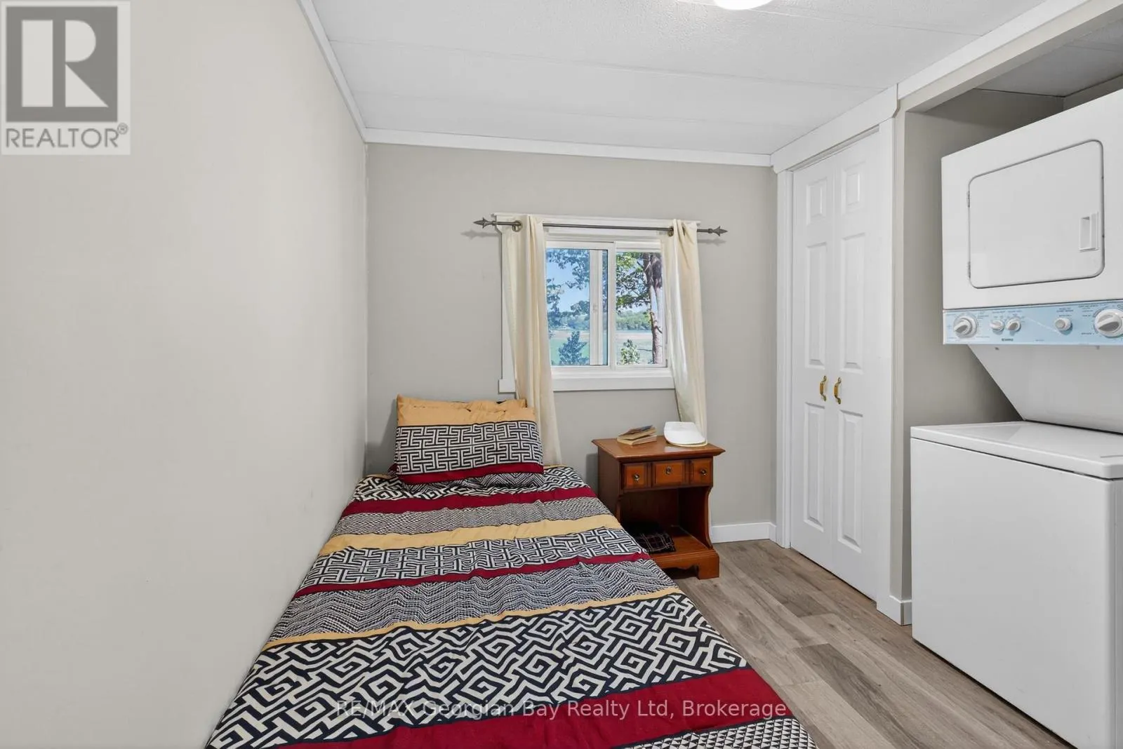 24 LAKESHORE ROAD