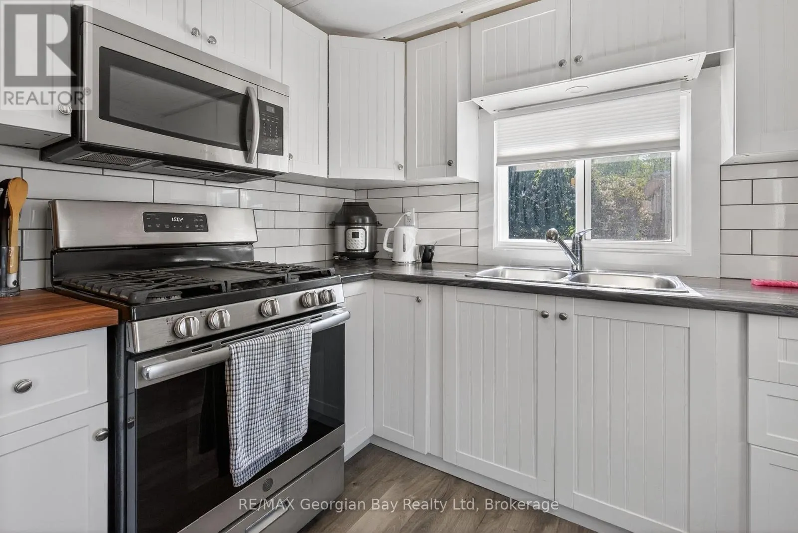 24 LAKESHORE ROAD