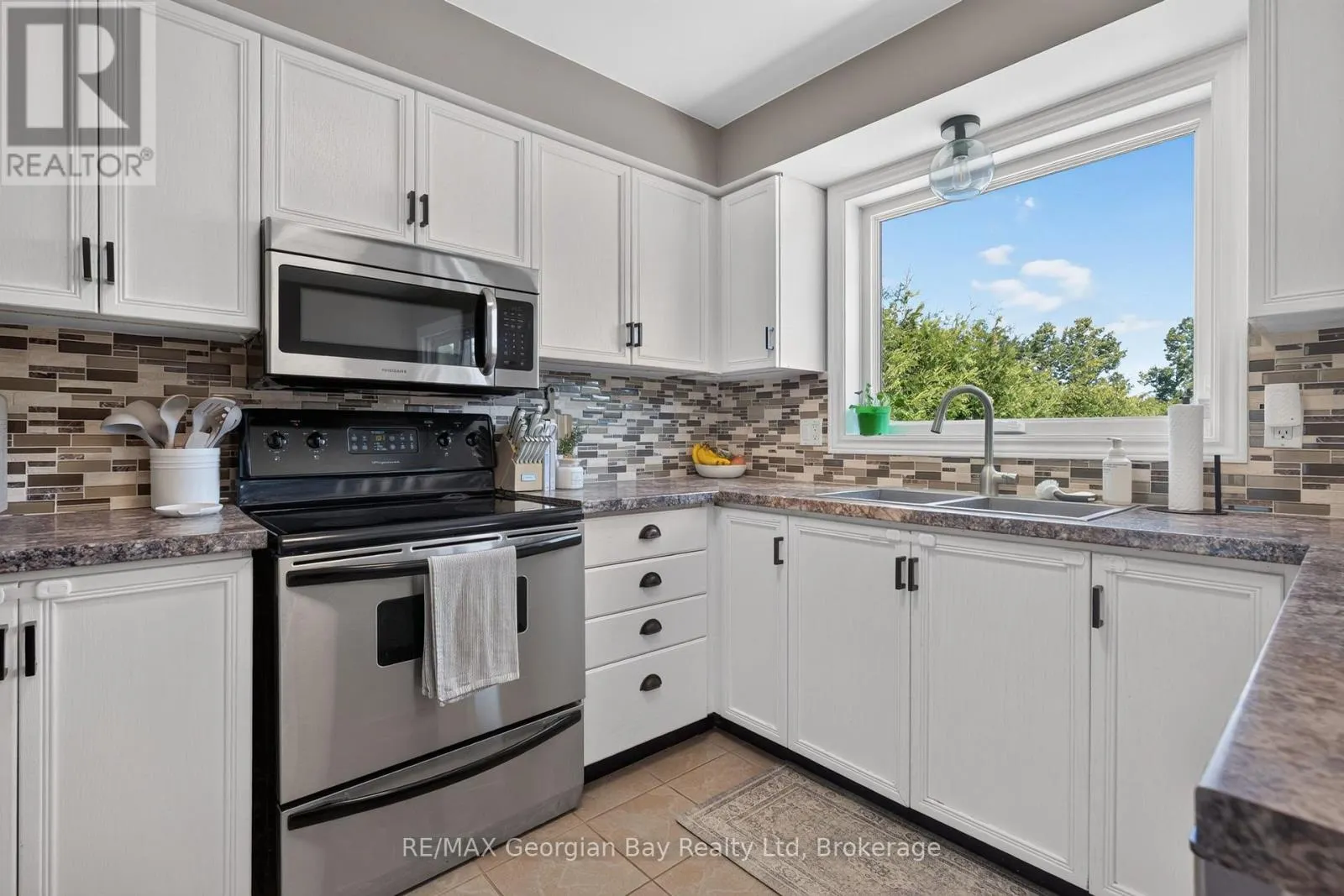1005 DINA CRESCENT