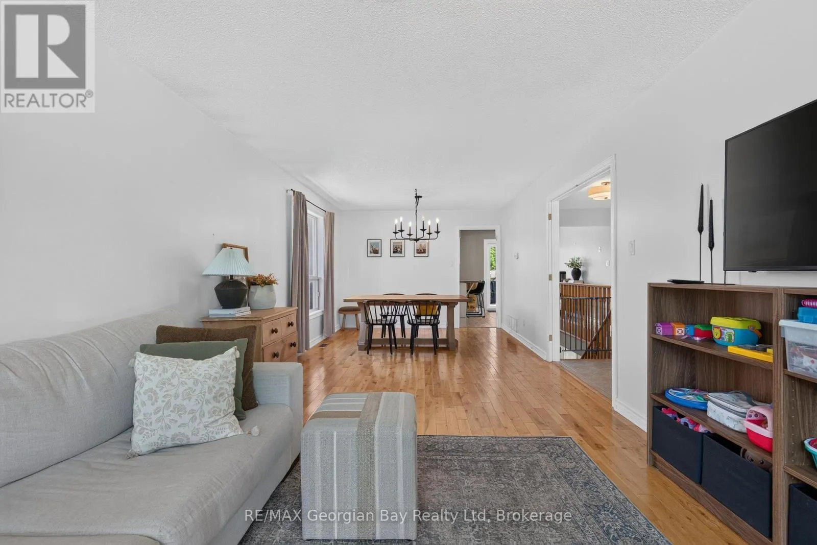 1005 DINA CRESCENT