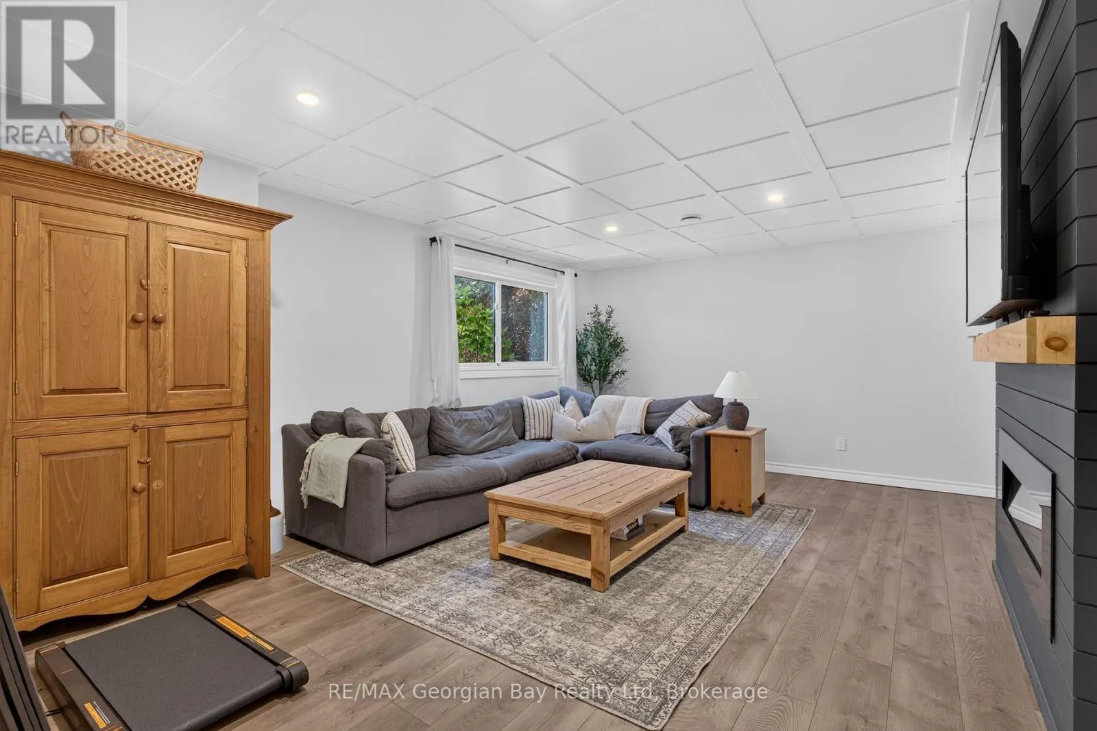 1005 DINA CRESCENT