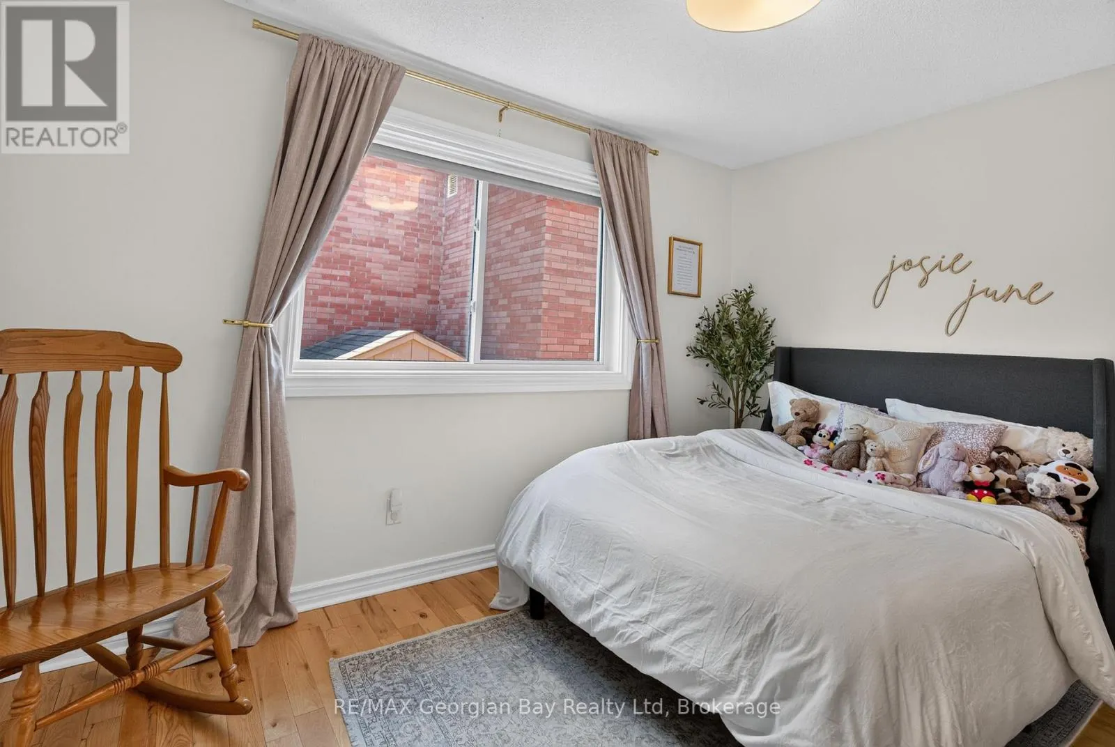 1005 DINA CRESCENT