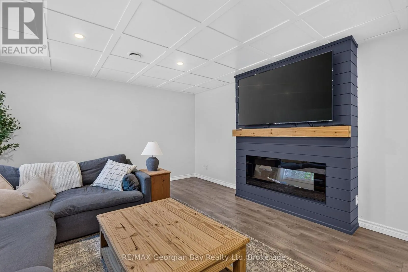 1005 DINA CRESCENT