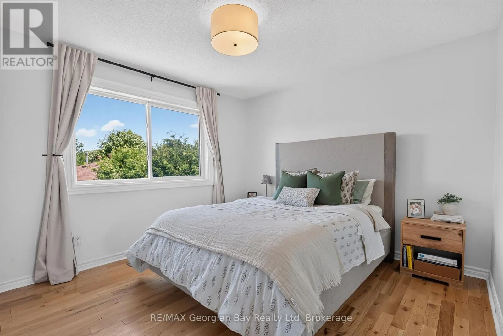 1005 DINA CRESCENT