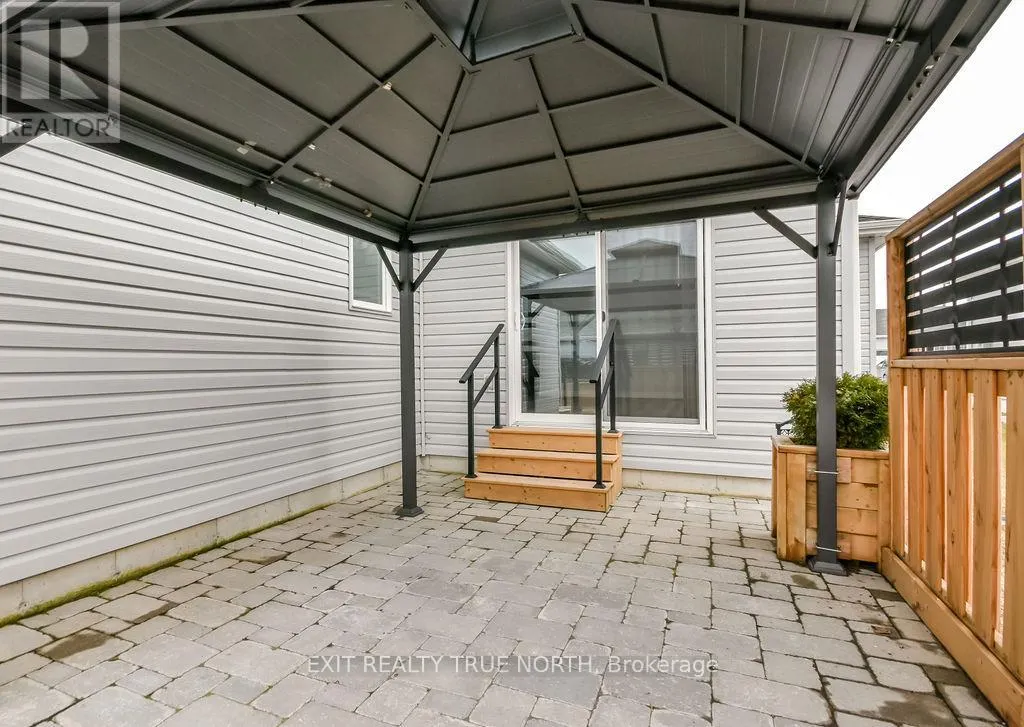 8 SINCLAIR CRESCENT