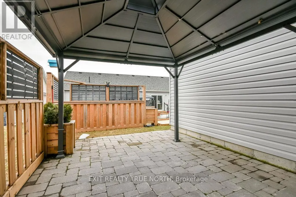 8 SINCLAIR CRESCENT