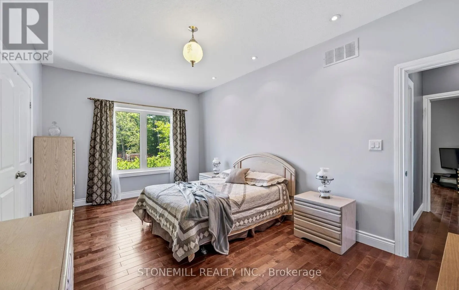 868 EASTDALE DRIVE