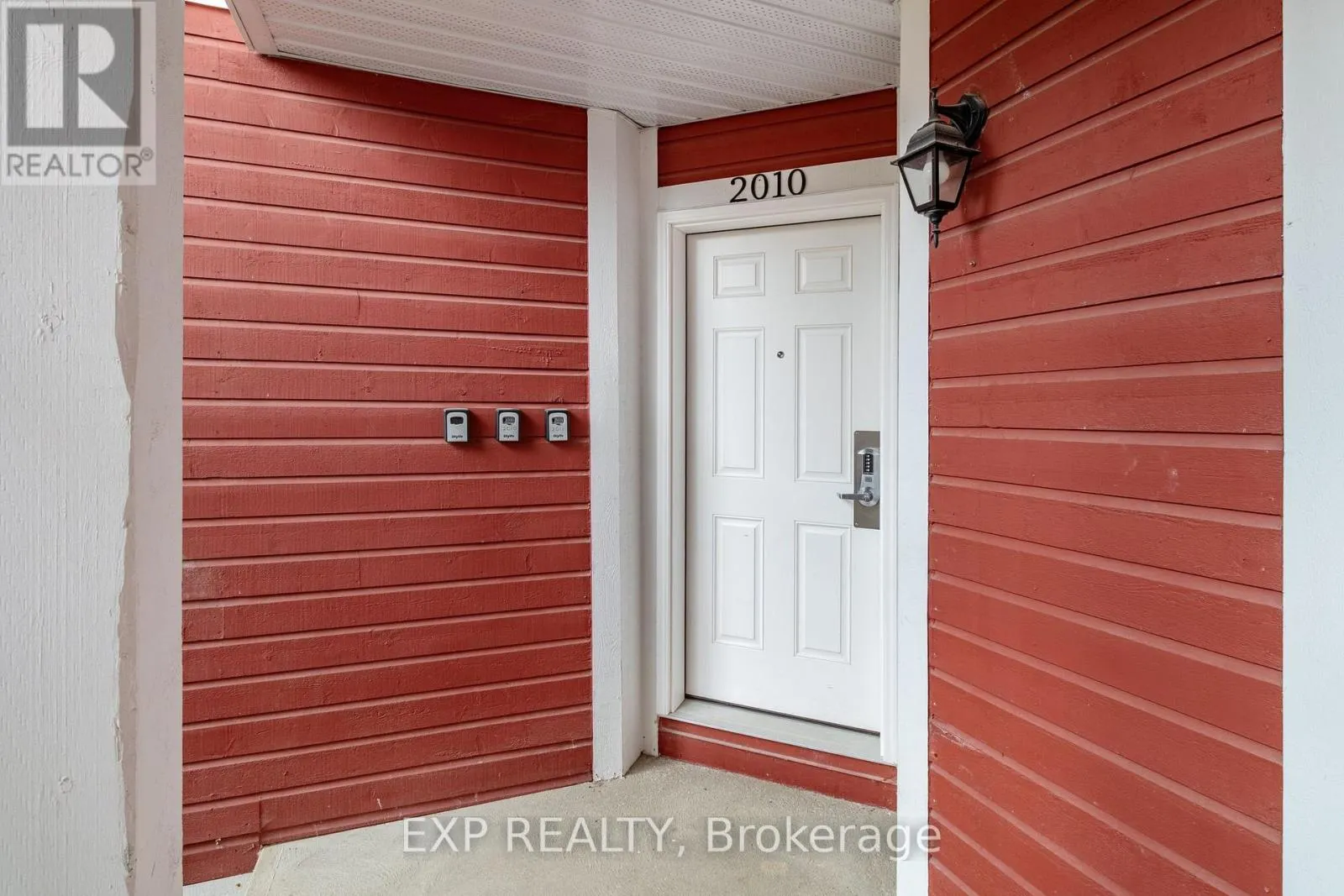 2010/2011 - 90 HIGHLAND DRIVE