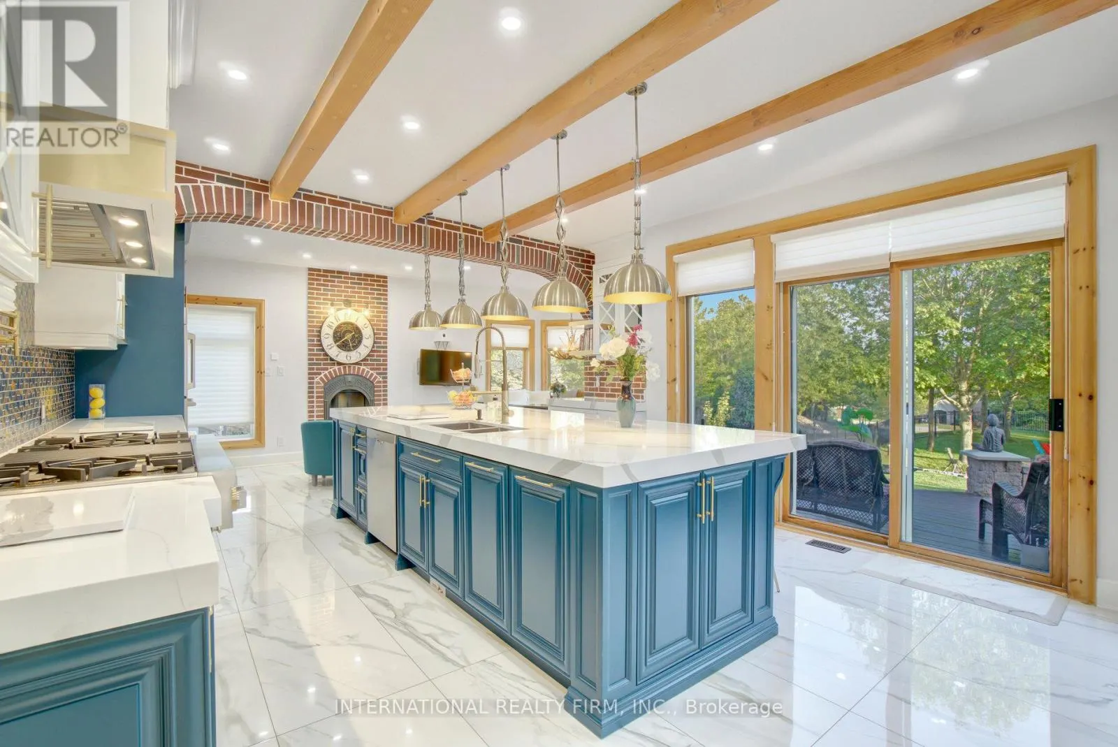 6 PINEHURST LANE