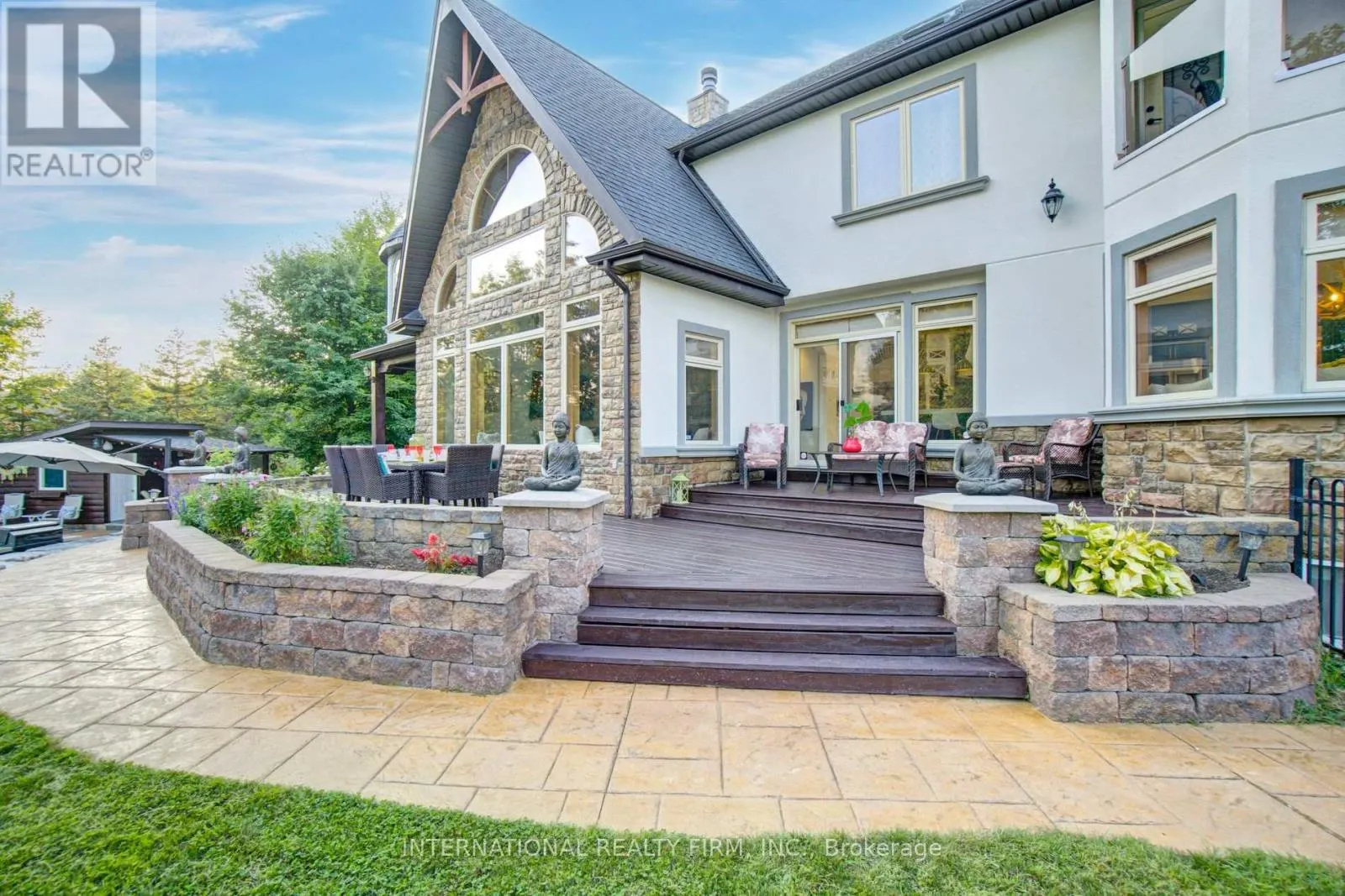 6 PINEHURST LANE