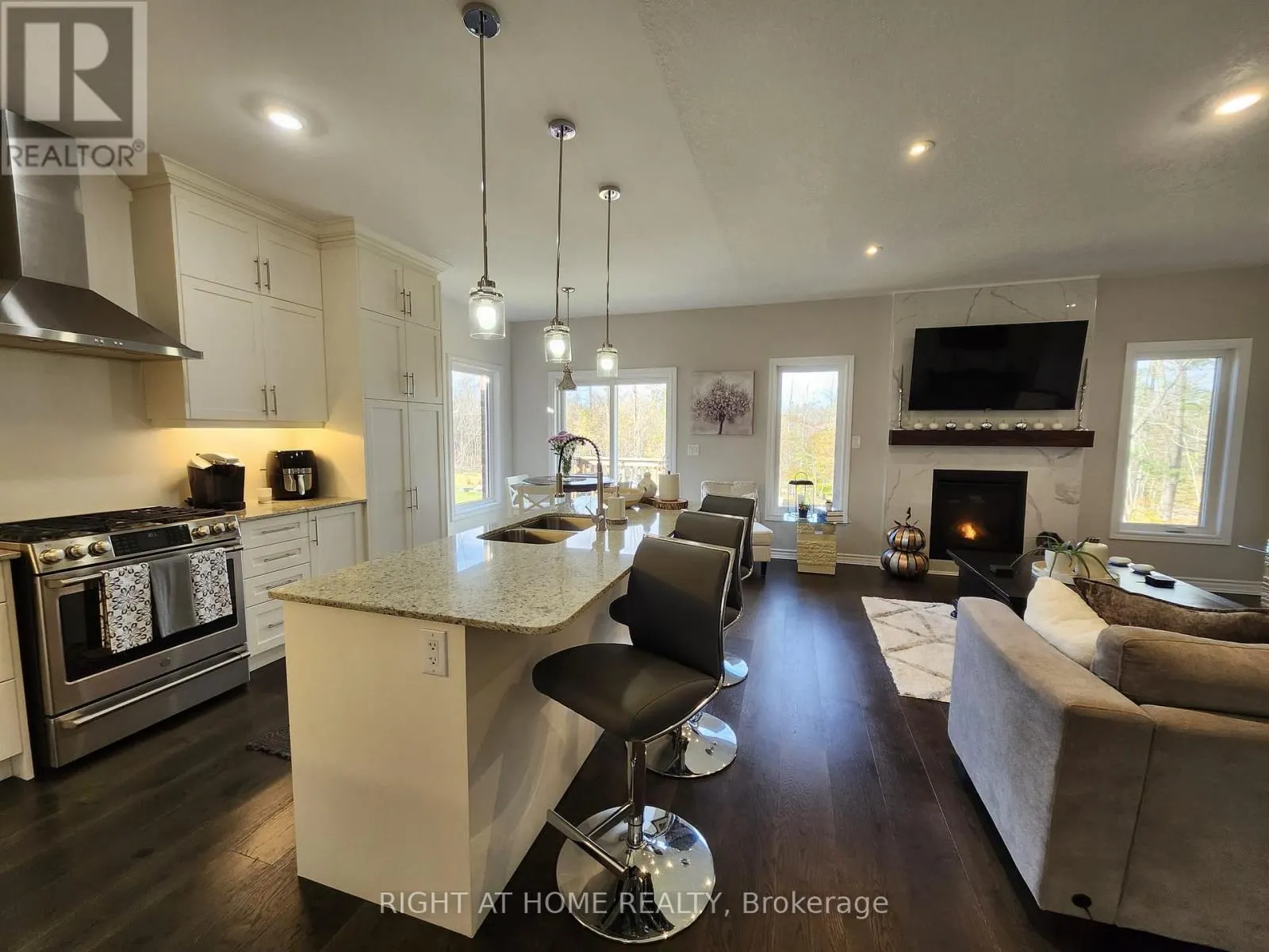84 DIAMOND VALLEY DRIVE