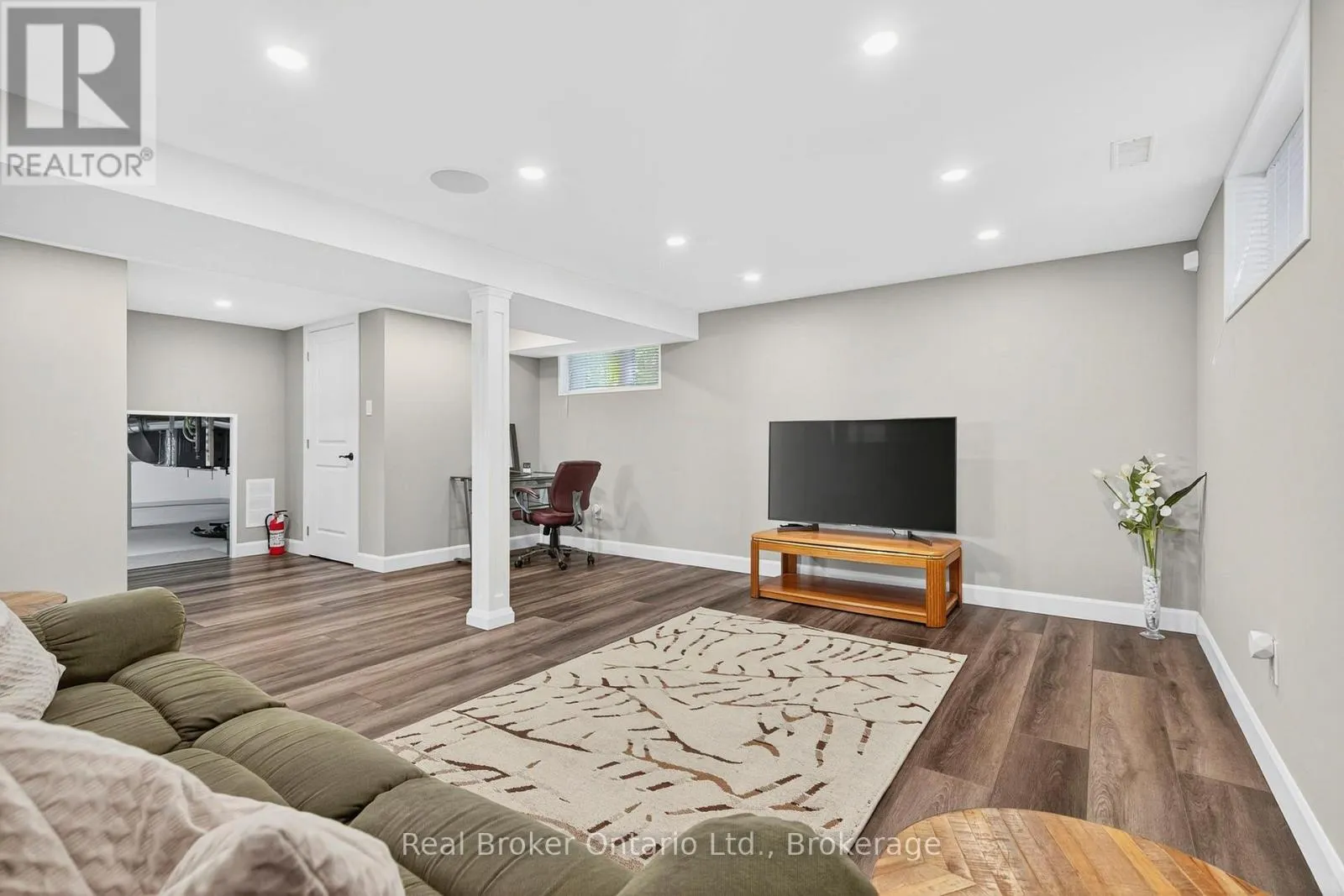 1948 TINY BEACHES ROAD S