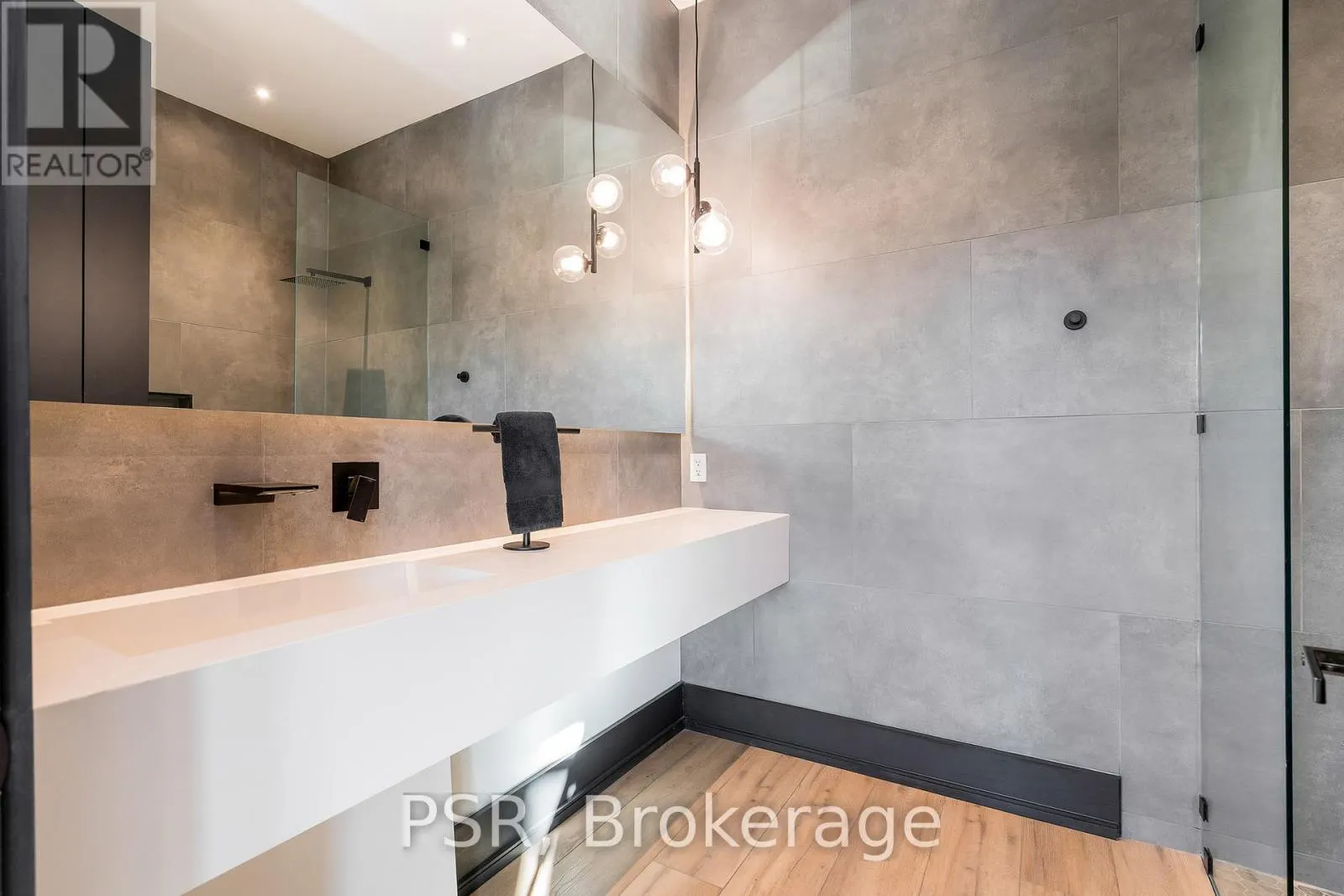 4 RAINTREE COURT