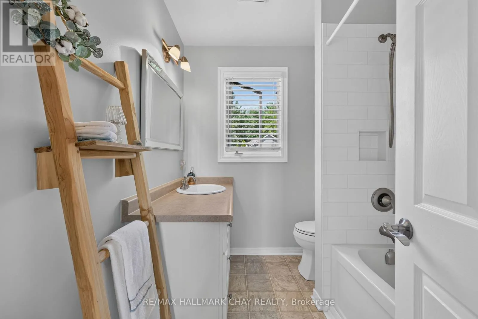 2289 LAKESHORE ROAD E