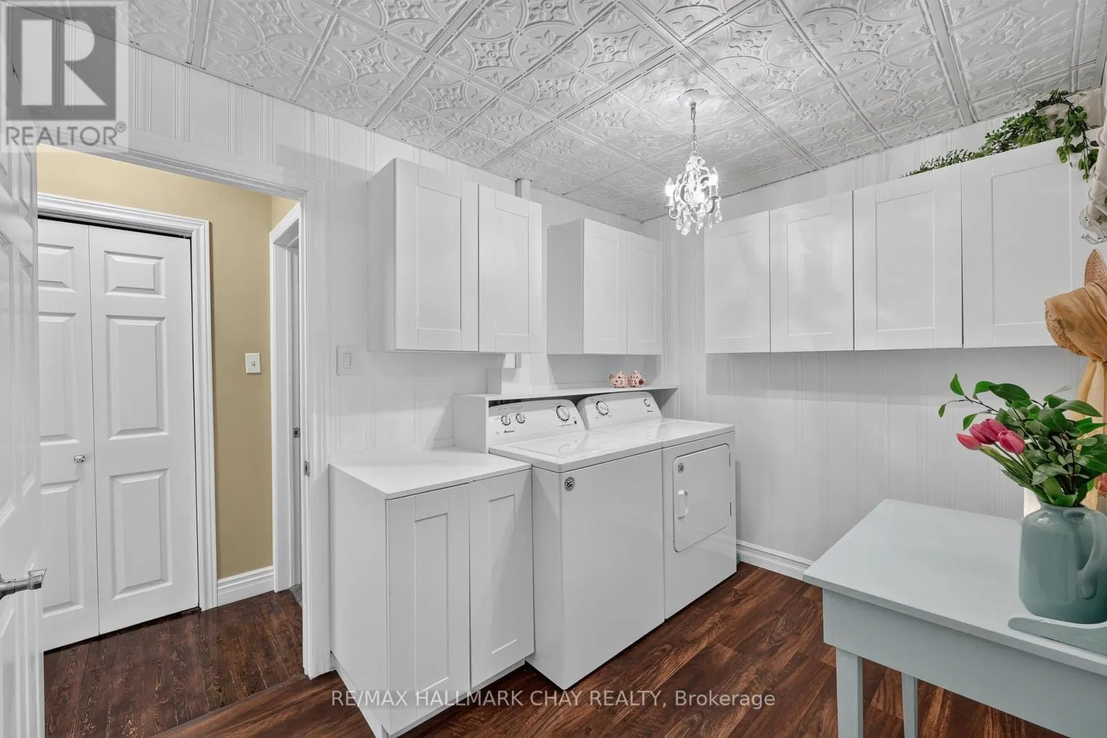 2289 LAKESHORE ROAD E