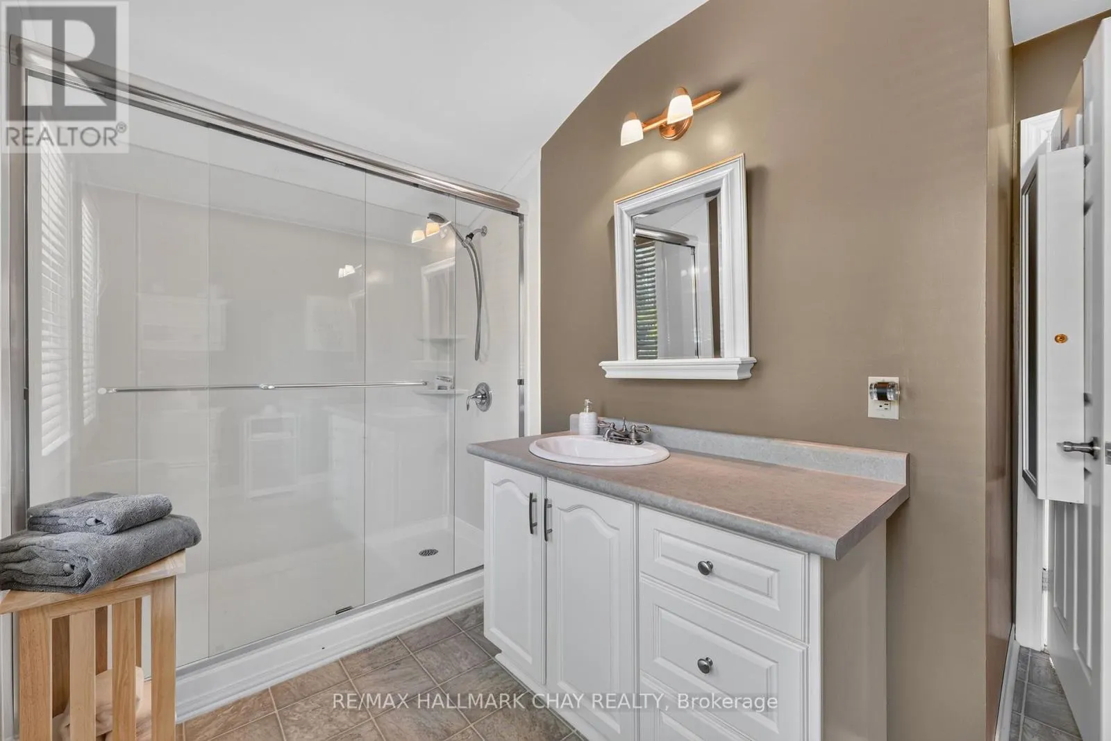 2289 LAKESHORE ROAD E