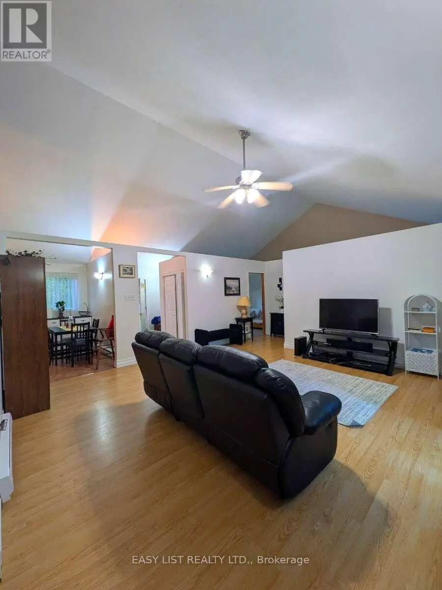 2135 CHAMPLAIN ROAD