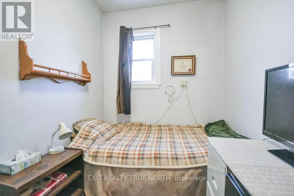 125 QUEEN STREET W