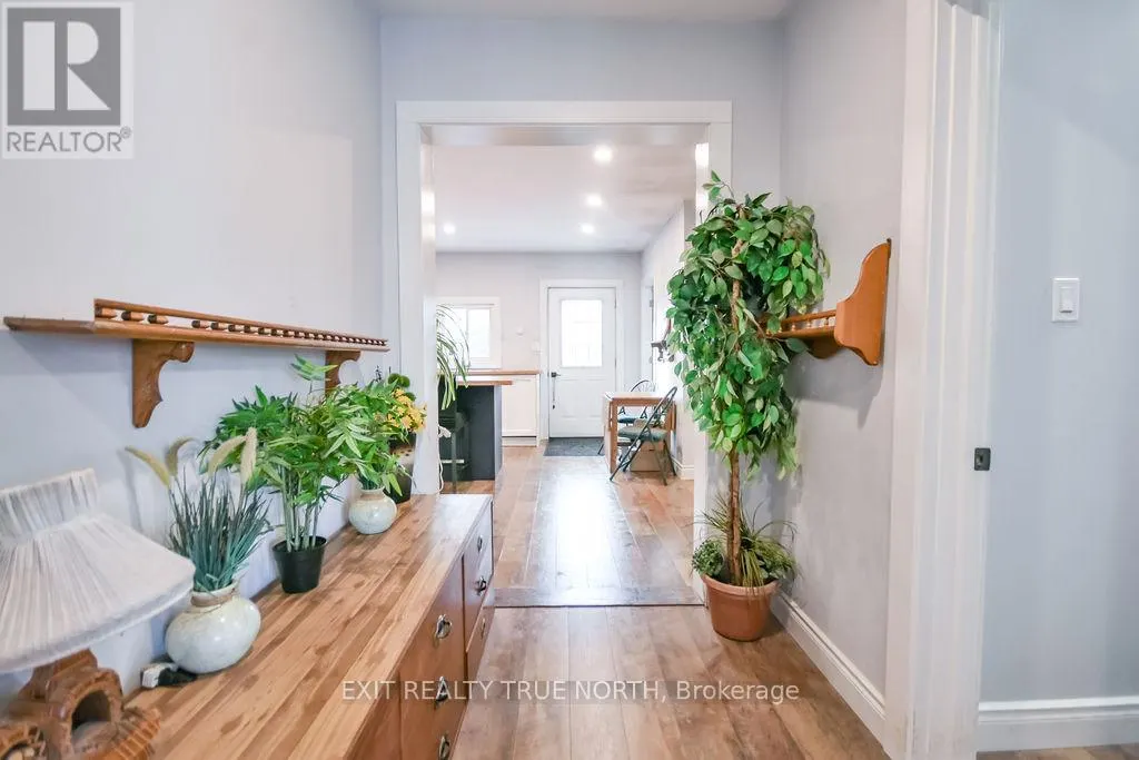 125 QUEEN STREET W