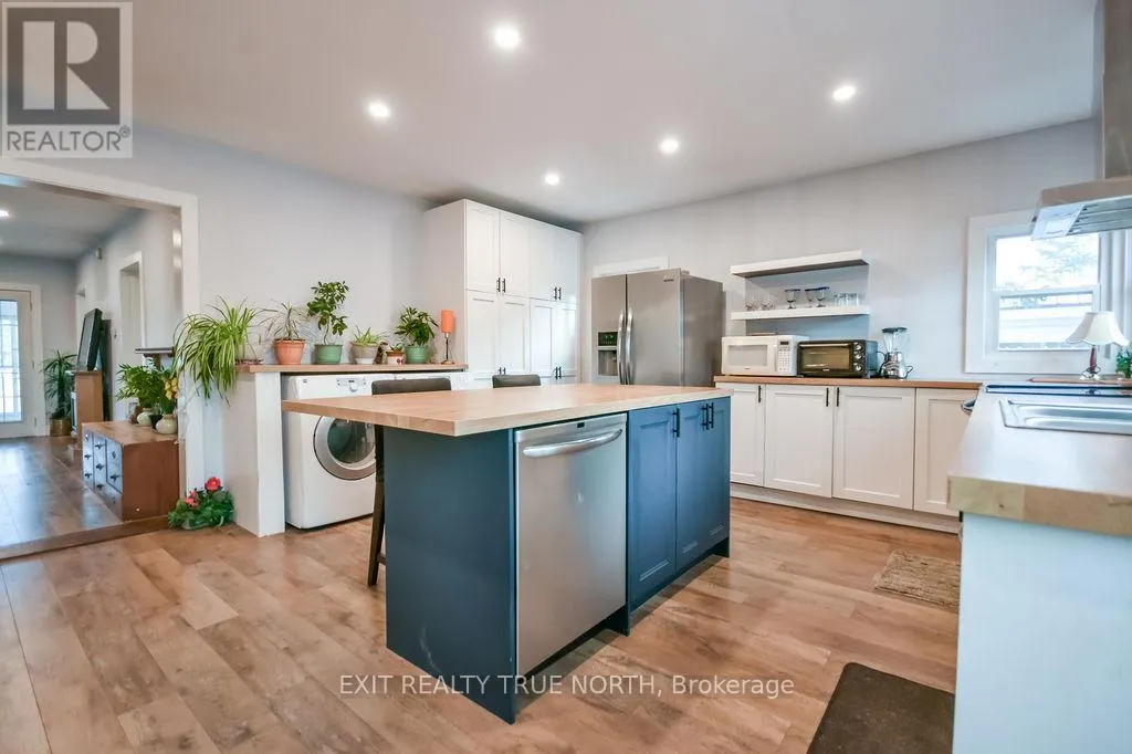 125 QUEEN STREET W