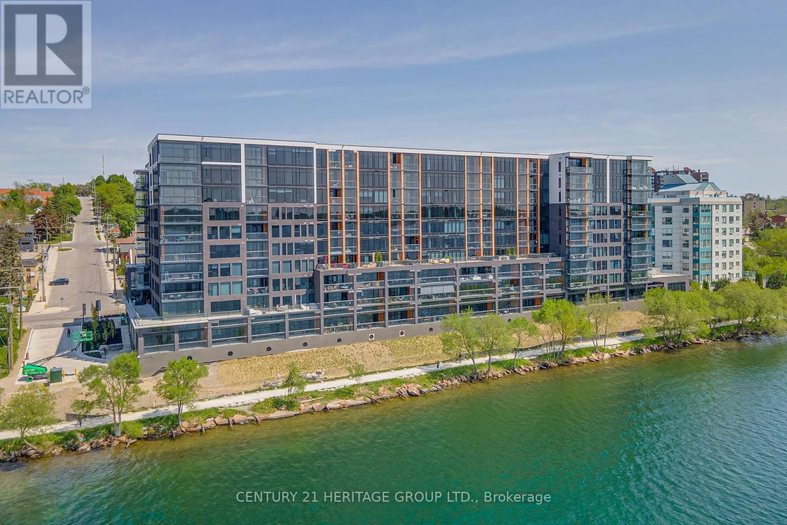 922 - 185 DUNLOP STREET E