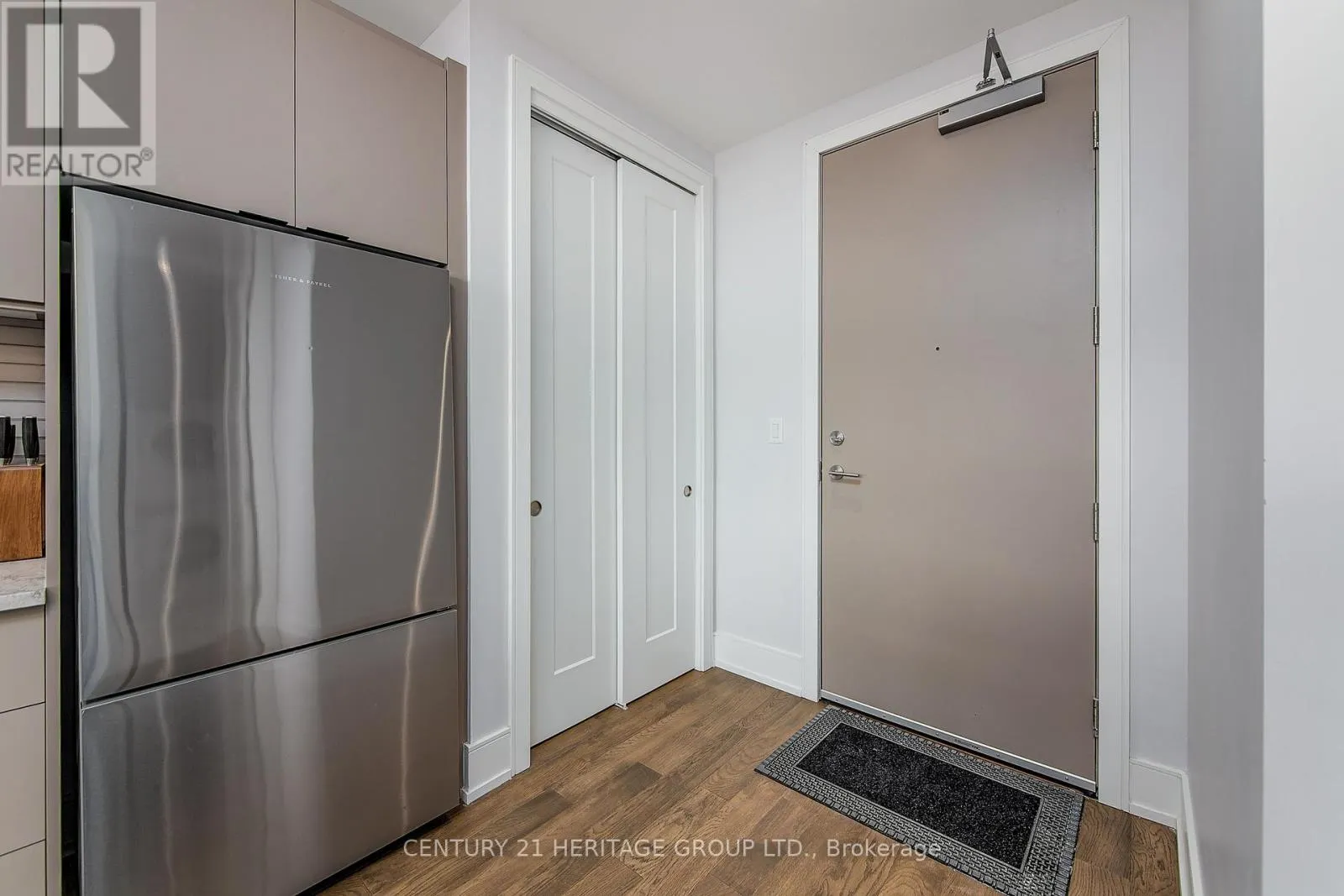 922 - 185 DUNLOP STREET E